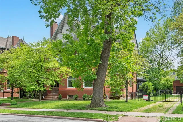 $650,000 | 3130 Russell Boulevard, St. Louis, MO 63104