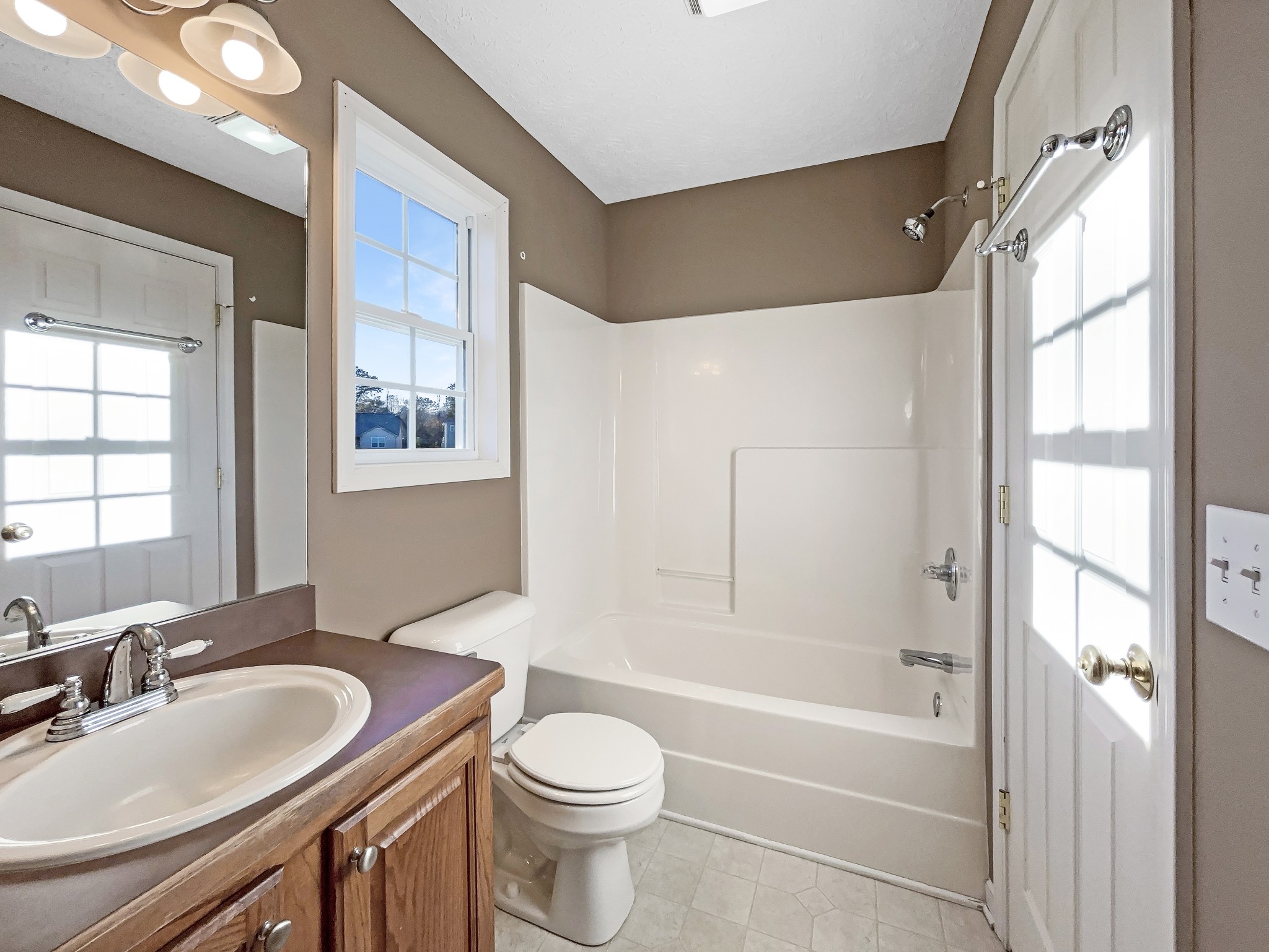 610 Chestnut Court Springfield, TN 37172 - Photo 13 of 17 a bathroom with a sink a toilet and shower