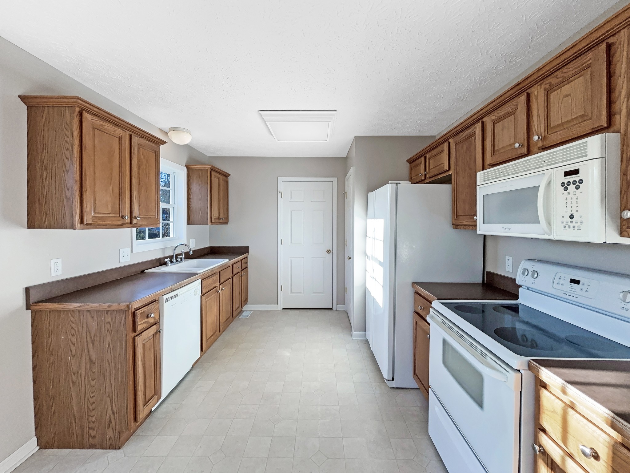 610 Chestnut Court Springfield, TN 37172 - Photo 2 of 17 a kitchen with stainless steel appliances a sink stove and cabinets