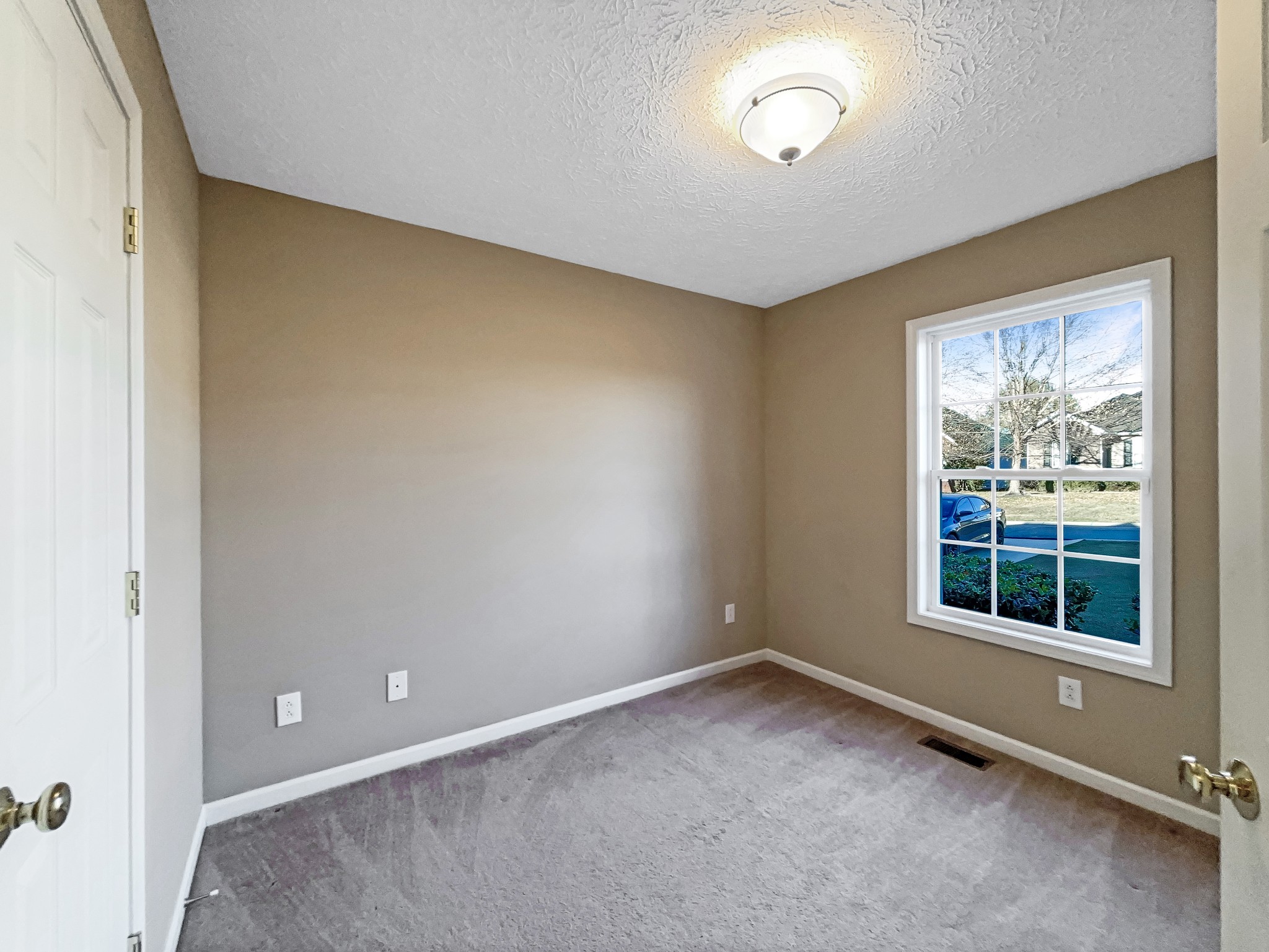 610 Chestnut Court Springfield, TN 37172 - Photo 8 of 17 an empty room with a window