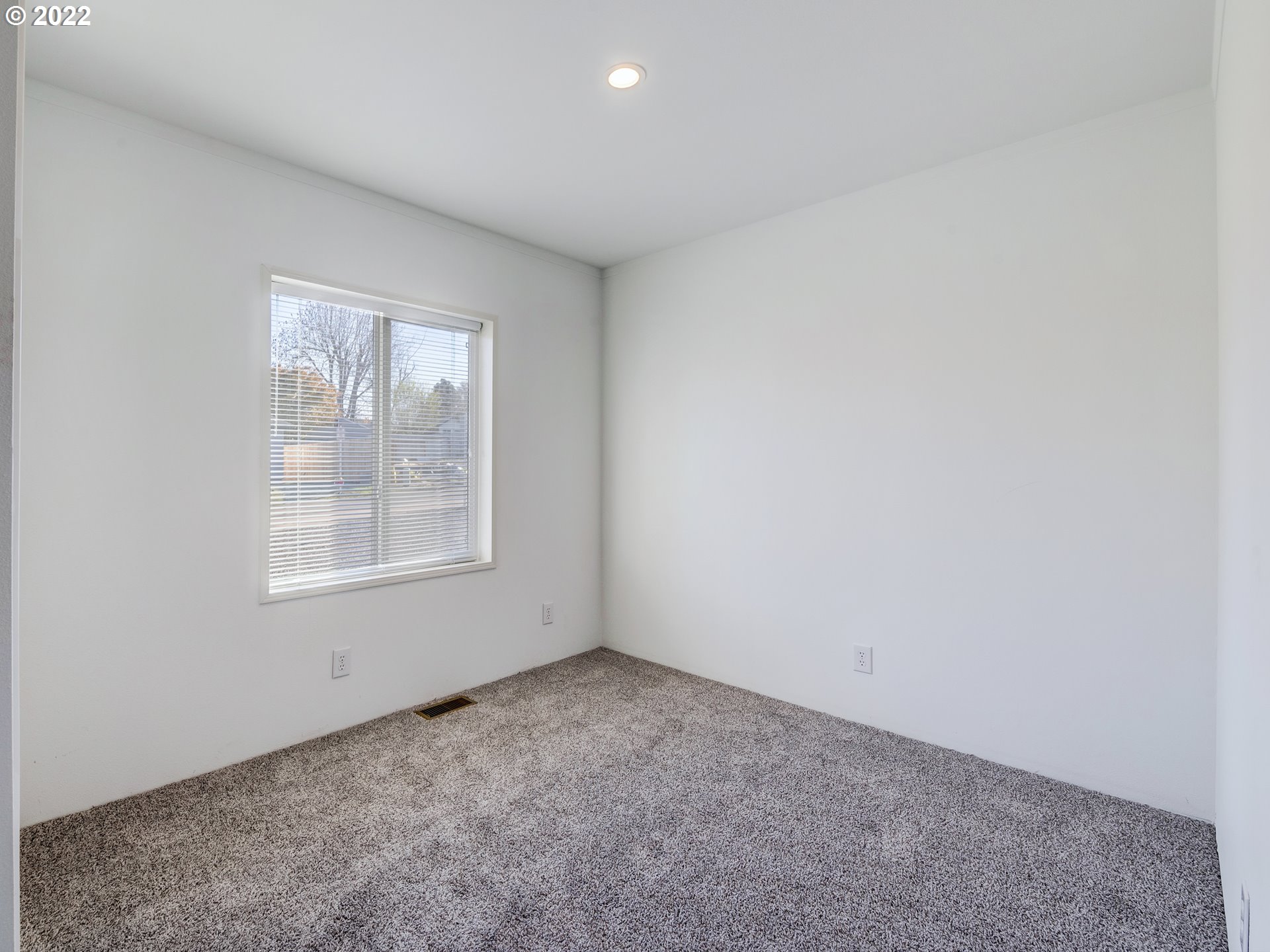 4671 Union Terrace Springfield, OR 97478 - Photo 10 of 18 an empty room with windows