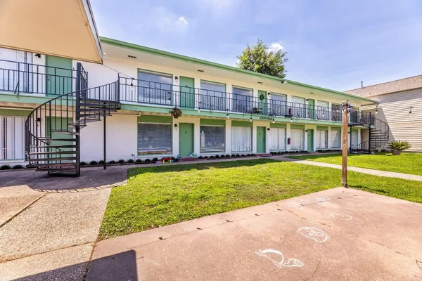a view of an house with backyard and swimming pool