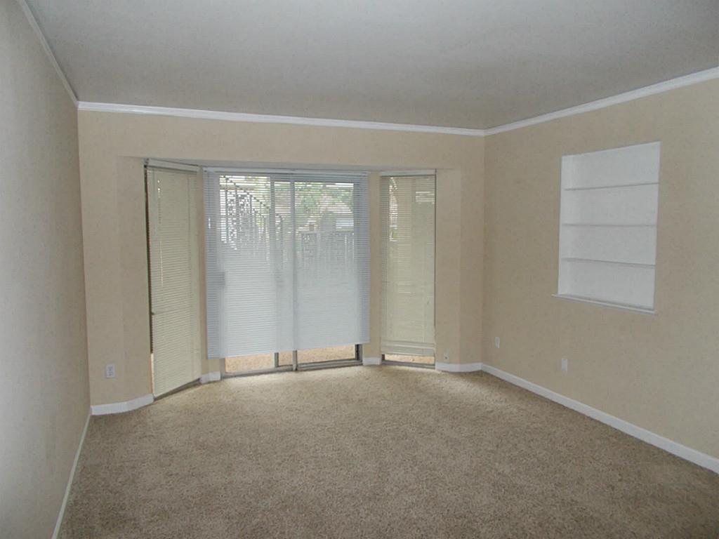 800 Post Oak Boulevard, Unit 72 Houston, TX 77056 - Photo 3 of 11 an empty room with windows