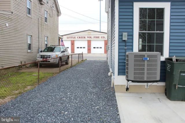 a view of a house with backyard and porch