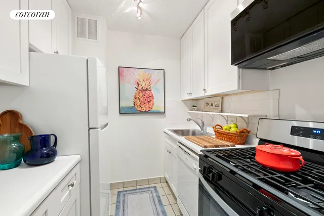 $675,000 | 61 West 62nd Street, Unit 6B | Upper West Side