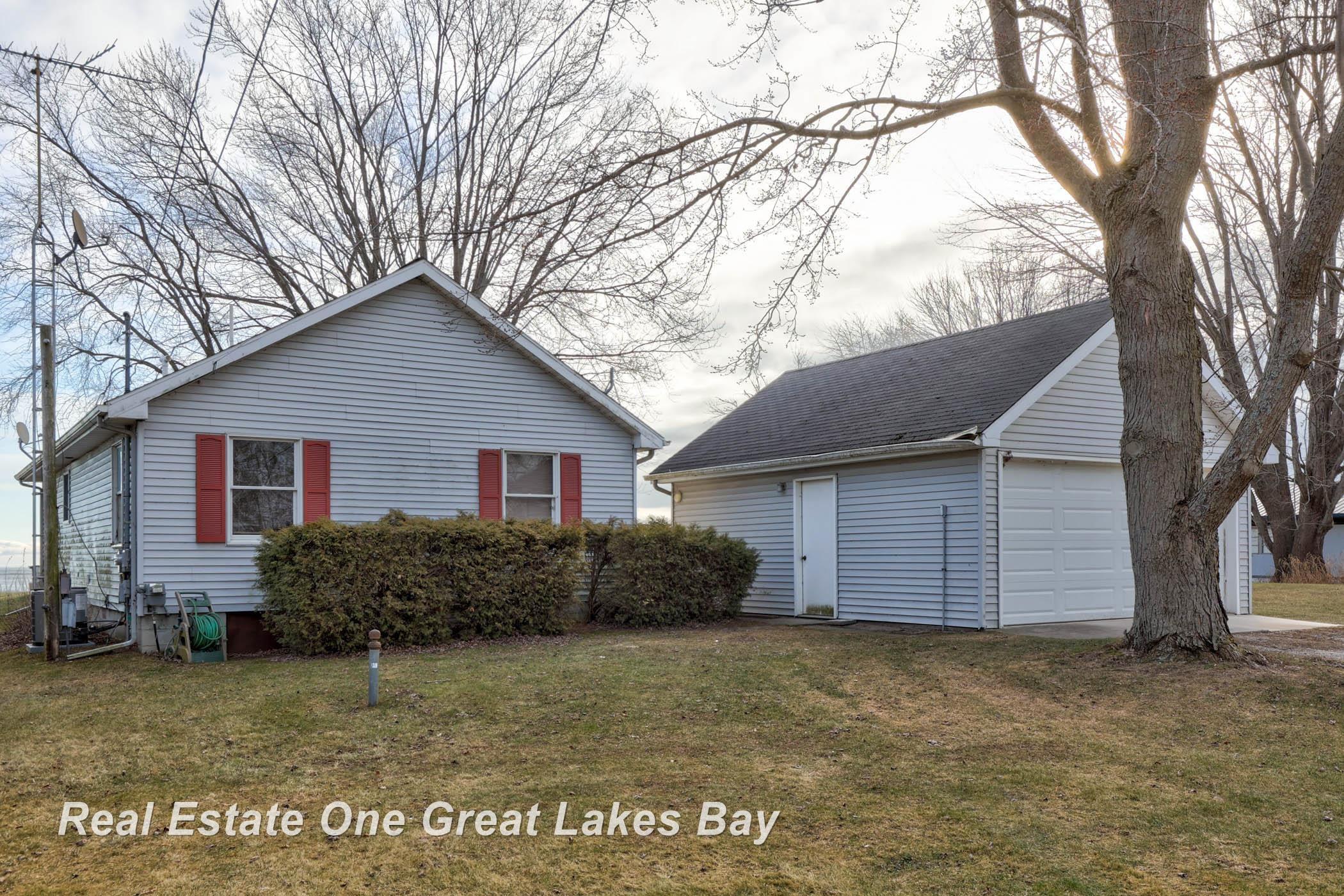 5167 Beachwood Road Standish, MI 48658 - Photo 53 of 55 Road Side View