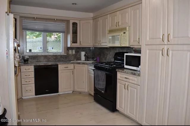 $749,000 | 15 Soren Street | Willowbrook