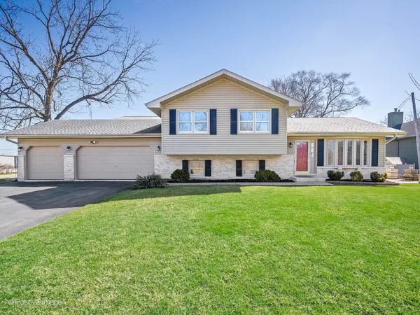 $459,900 | 27-w015 Manchester Road, Wheaton, IL 60187