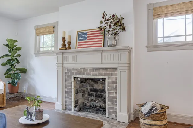 a view of a livingroom with furniture