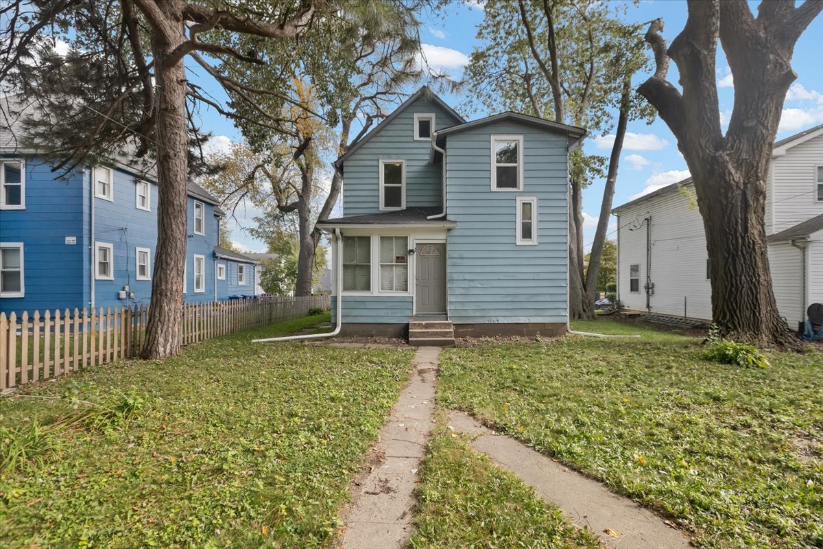 710 South Martin Luther King Junior Avenue Waukegan, IL 60085 - Photo 3 of 35 a front view of a house with a yard