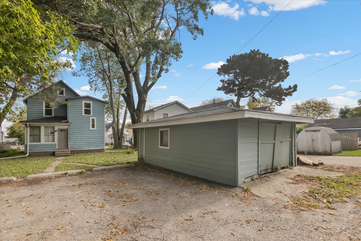 710 South Martin Luther King Junior Avenue Waukegan, IL 60085 - Photo 4 of 35 a view of a house with a backyard