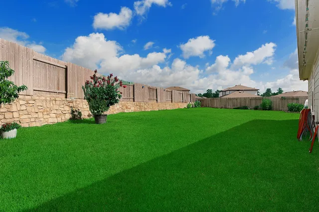 a view of a house with backyard and garden