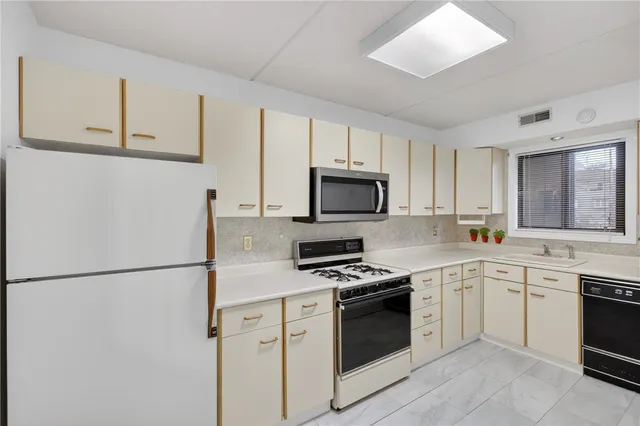 $274,900 | 650 East Greenwich Avenue, Unit 5110, West Warwick, RI 02893