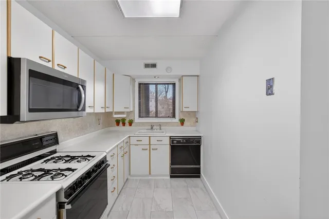 $274,900 | 650 East Greenwich Avenue, Unit 5110, West Warwick, RI 02893