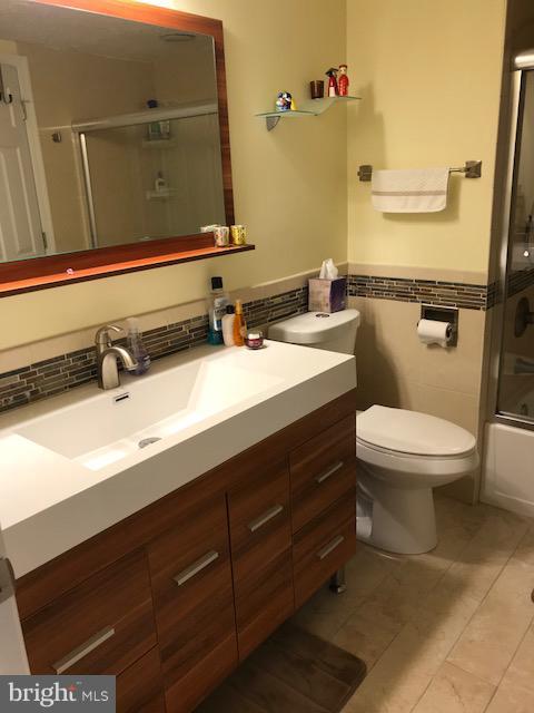 1644 Barnstead Drive Reston, VA 20194 - Photo 14 of 23 a bathroom with a sink a toilet and mirror