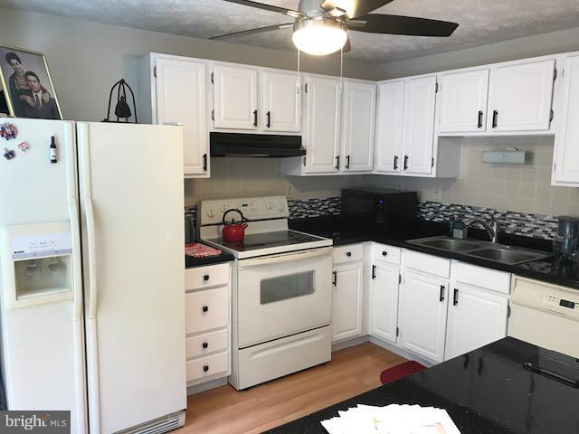 1644 Barnstead Drive Reston, VA 20194 - Photo 6 of 23 a kitchen with cabinets appliances and a counter space