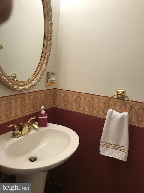 1644 Barnstead Drive Reston, VA 20194 - Photo 7 of 23 a bathroom with a sink and a mirror