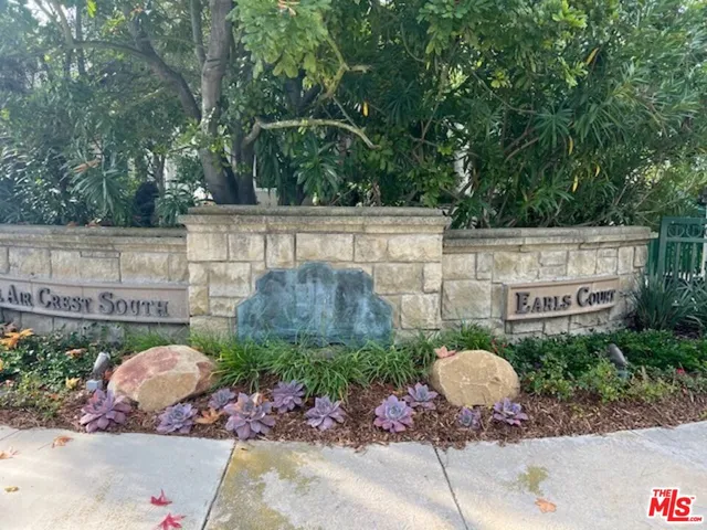 a sign that is sitting in the backyard