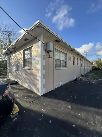 a view of a house with backyard