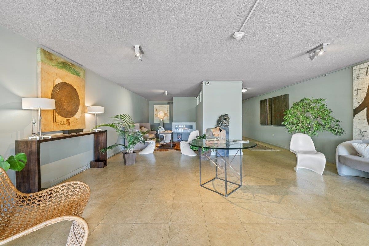 3080 Walnut Grove Road, Unit 507 Memphis, TN 38111 - Photo 2 of 27 Nicely Decorated lobby.