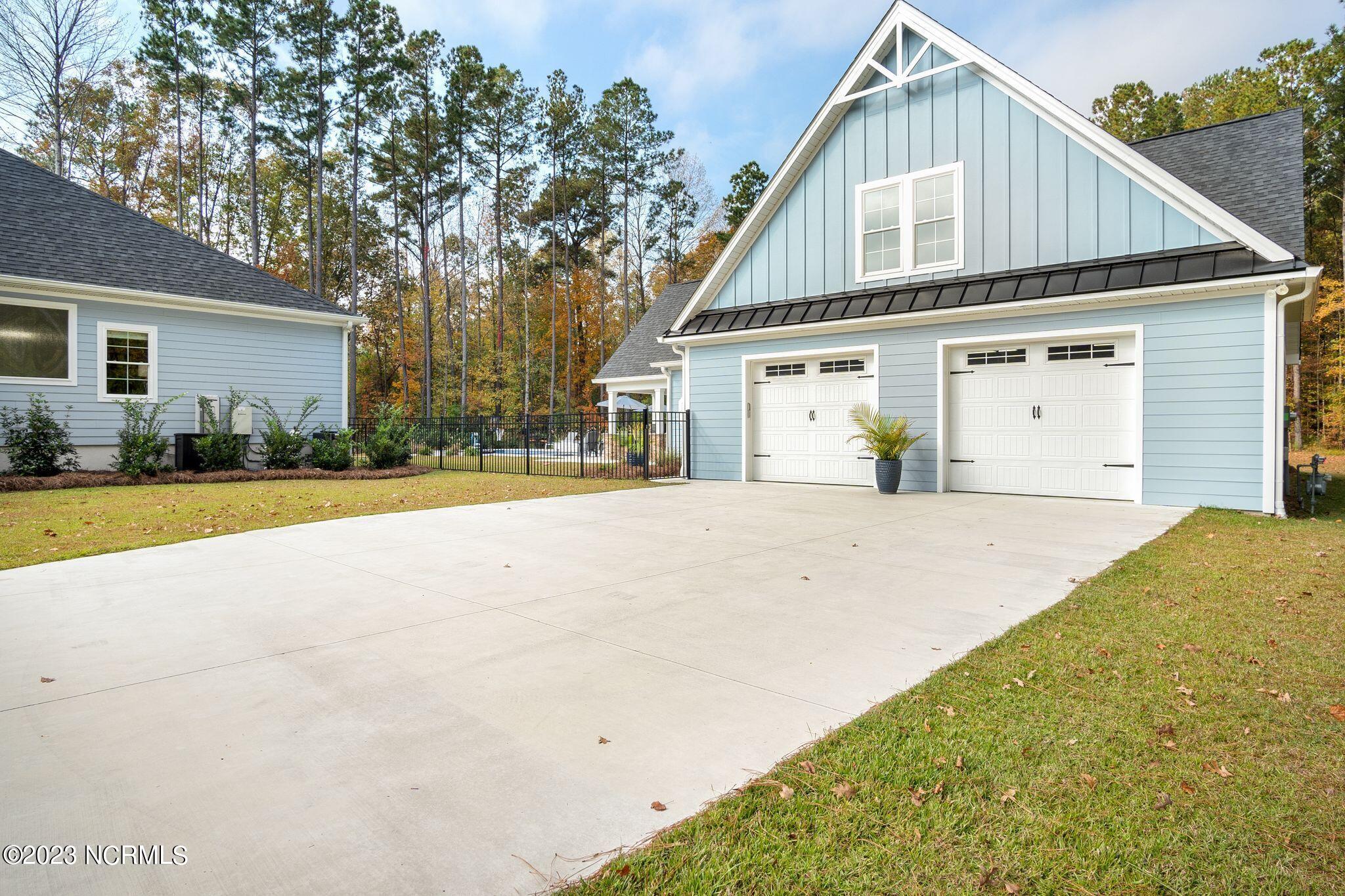 17 Gables Road New Bern, NC 28562 - Photo 72 of 129 Guest House - Front / 2 Car Garage