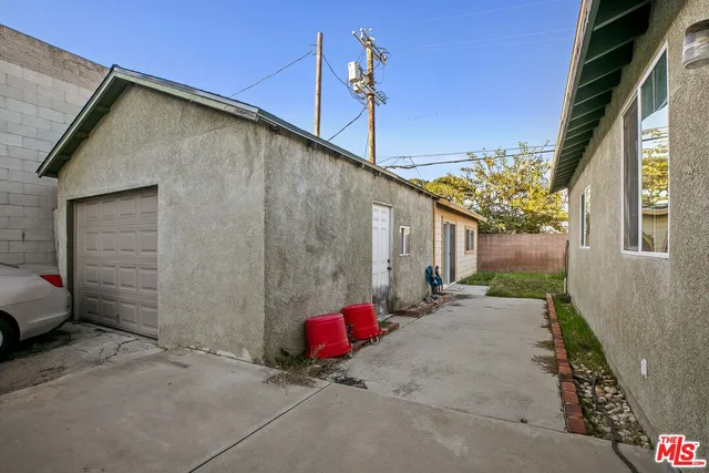 a view of a house with a garage