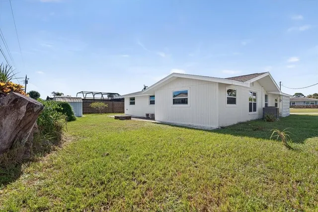 a view of a house with backyard and garden