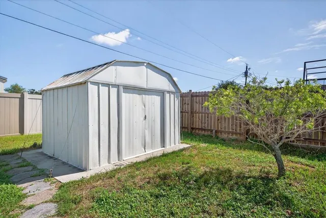 a view of a backyard