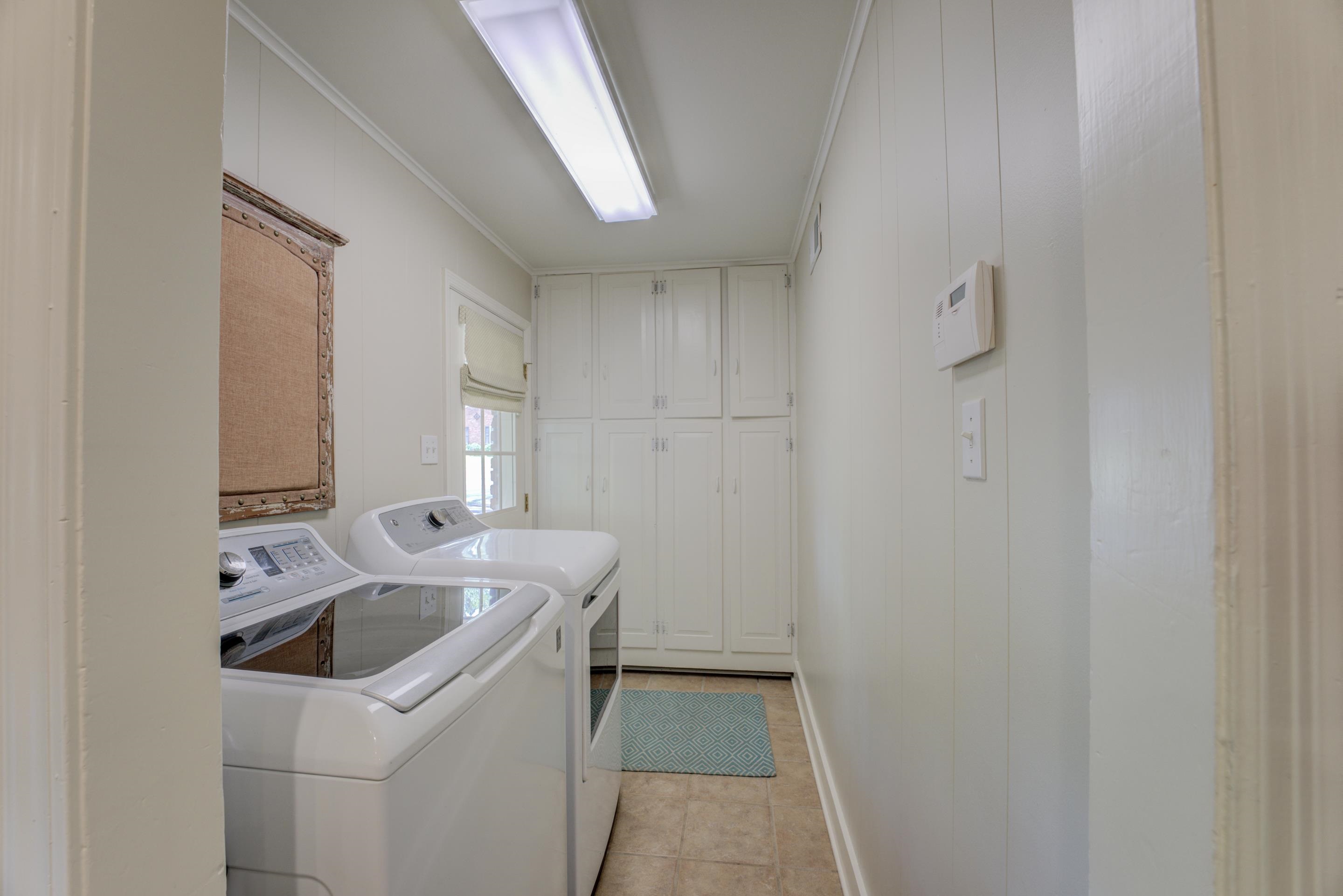 5507 Barfield Road Memphis, TN 38120 - Photo 23 of 31 a utility room with dryer and washer