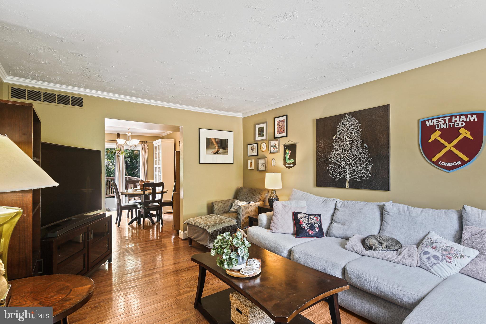 Livingroom open to dining area