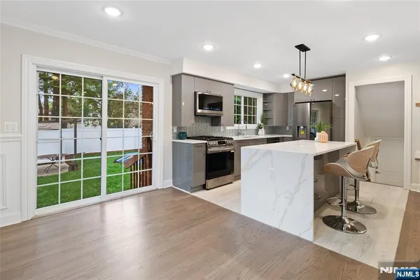 a large kitchen with kitchen island a large island in it