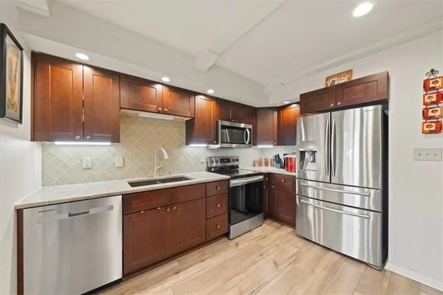 $325,000 | 7913 Colony Lane, Lenexa, KS 66215