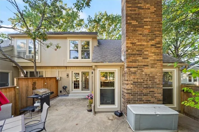 $325,000 | 7913 Colony Lane, Lenexa, KS 66215