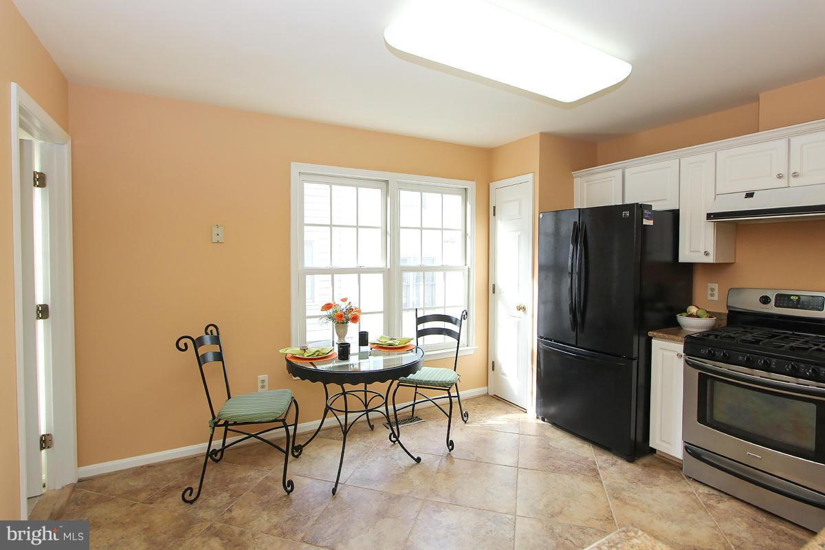 204 Ridgepoint Place Gaithersburg, MD 20878 - Photo 16 of 30 Breakfast nook area