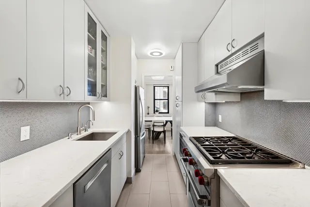 $995,000 | 196 East 75th Street, Unit 12E | Lenox Hill