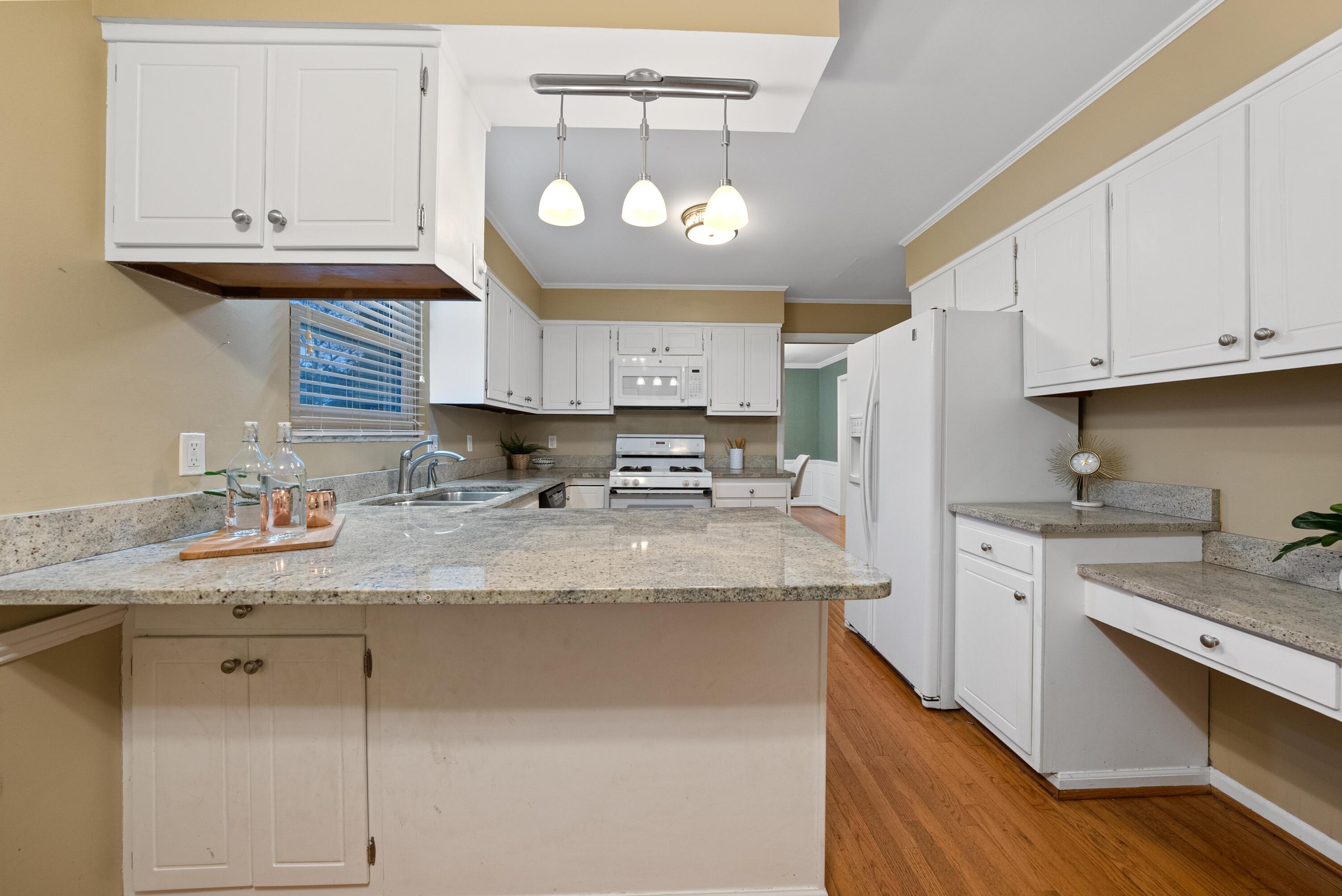 2574 Chartwell Road Columbus, OH 43220 - Photo 13 of 42 DSC07516