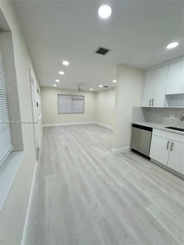 $3,200 | Foster Road, Hallandale Beach, FL 33009