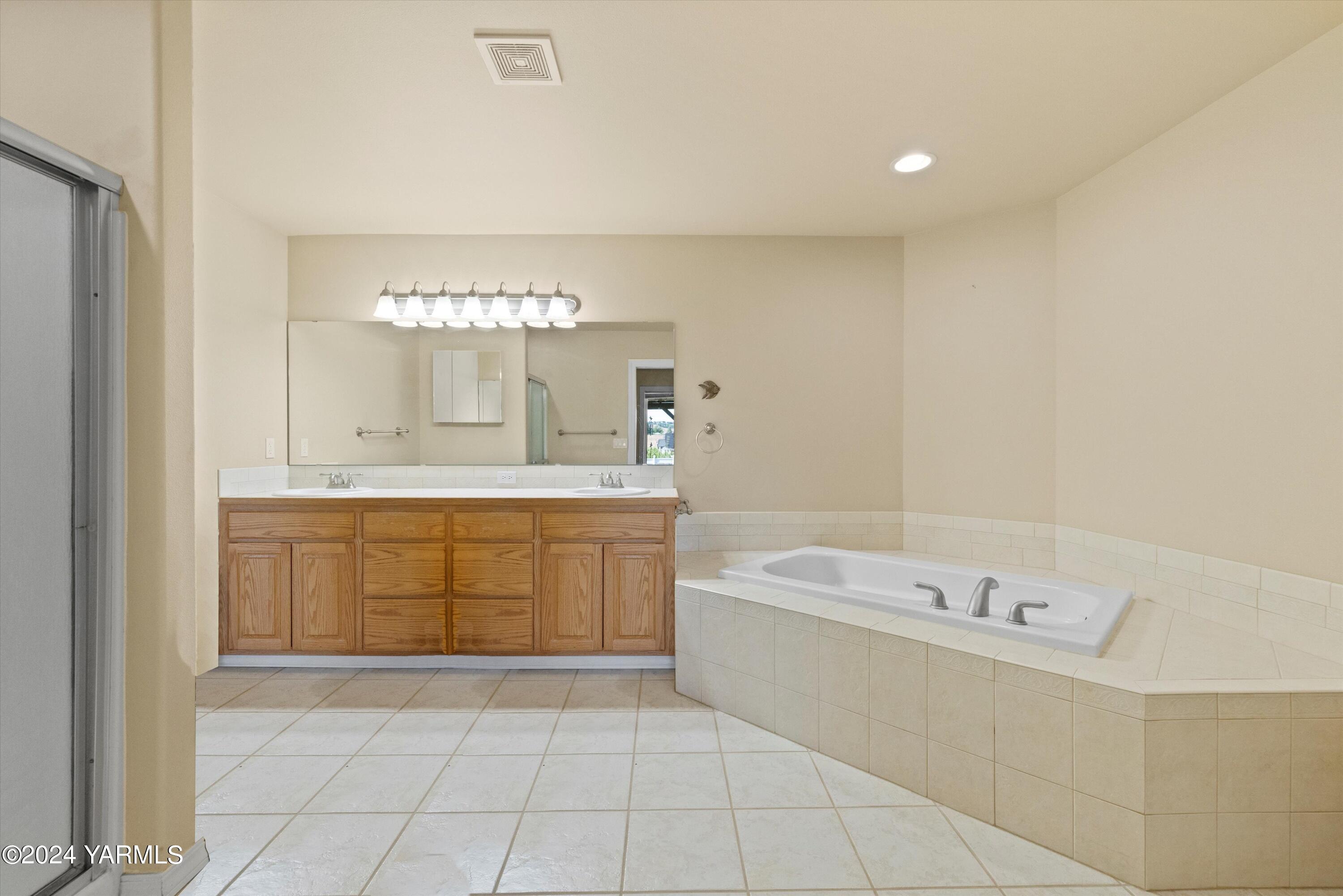 12555 West Barrett Road Yakima, WA 98908 - Photo 13 of 27 a bathroom with a bathtub sink and mirror