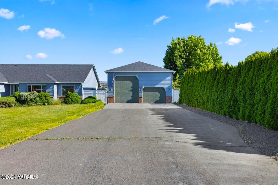 12555 West Barrett Road Yakima, WA 98908 - Photo 3 of 27 a view of a house with a yard and palm tree