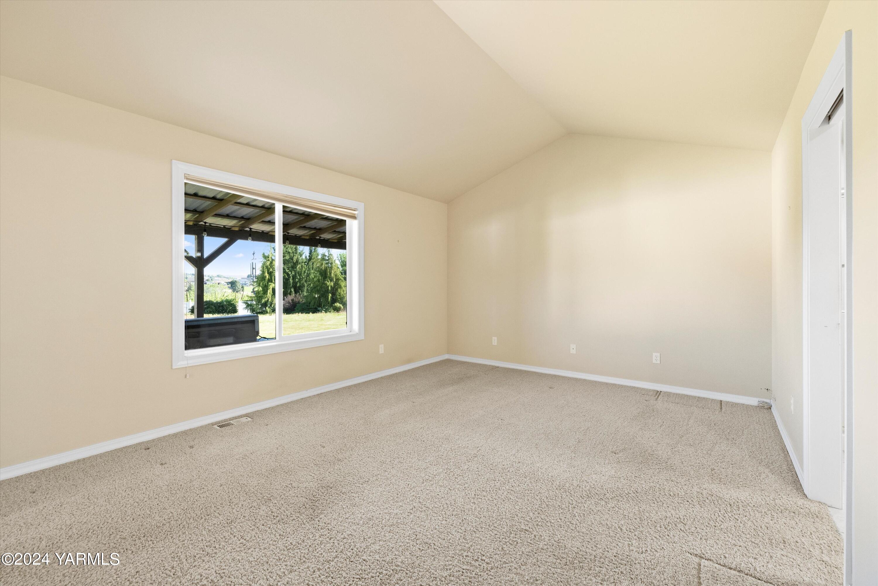 12555 West Barrett Road Yakima, WA 98908 - Photo 10 of 27 an empty room with a window