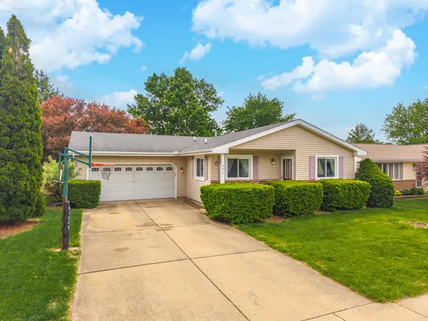 $250,000 | 405 Carriage Hills Road, Normal, IL 61761
