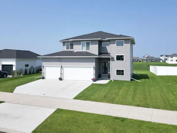 $580,000 | 2828 12th Street West, West Fargo, ND 58078