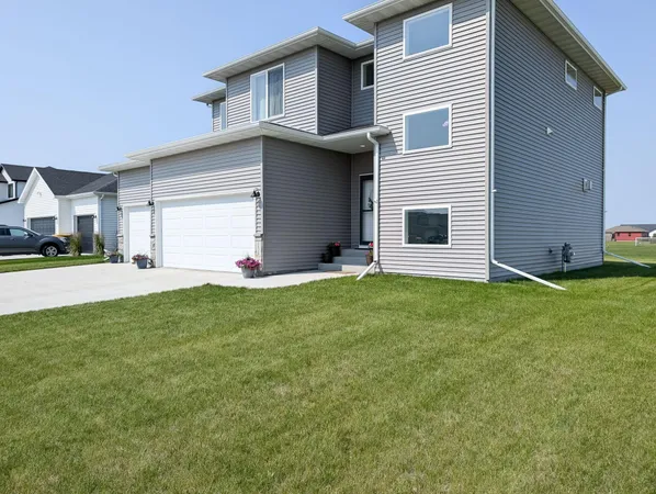 $580,000 | 2828 12th Street West, West Fargo, ND 58078