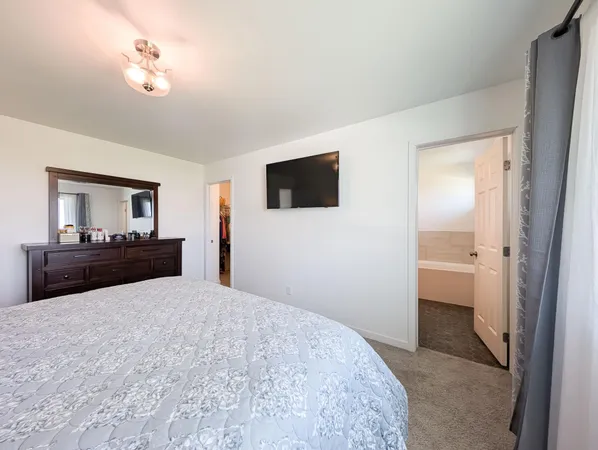 $580,000 | 2828 12th Street West, West Fargo, ND 58078