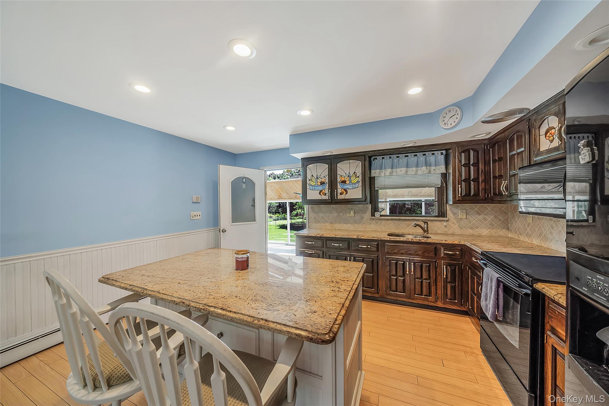 376 South Country Road East Patchogue, NY 11772 - Photo 10 of 36