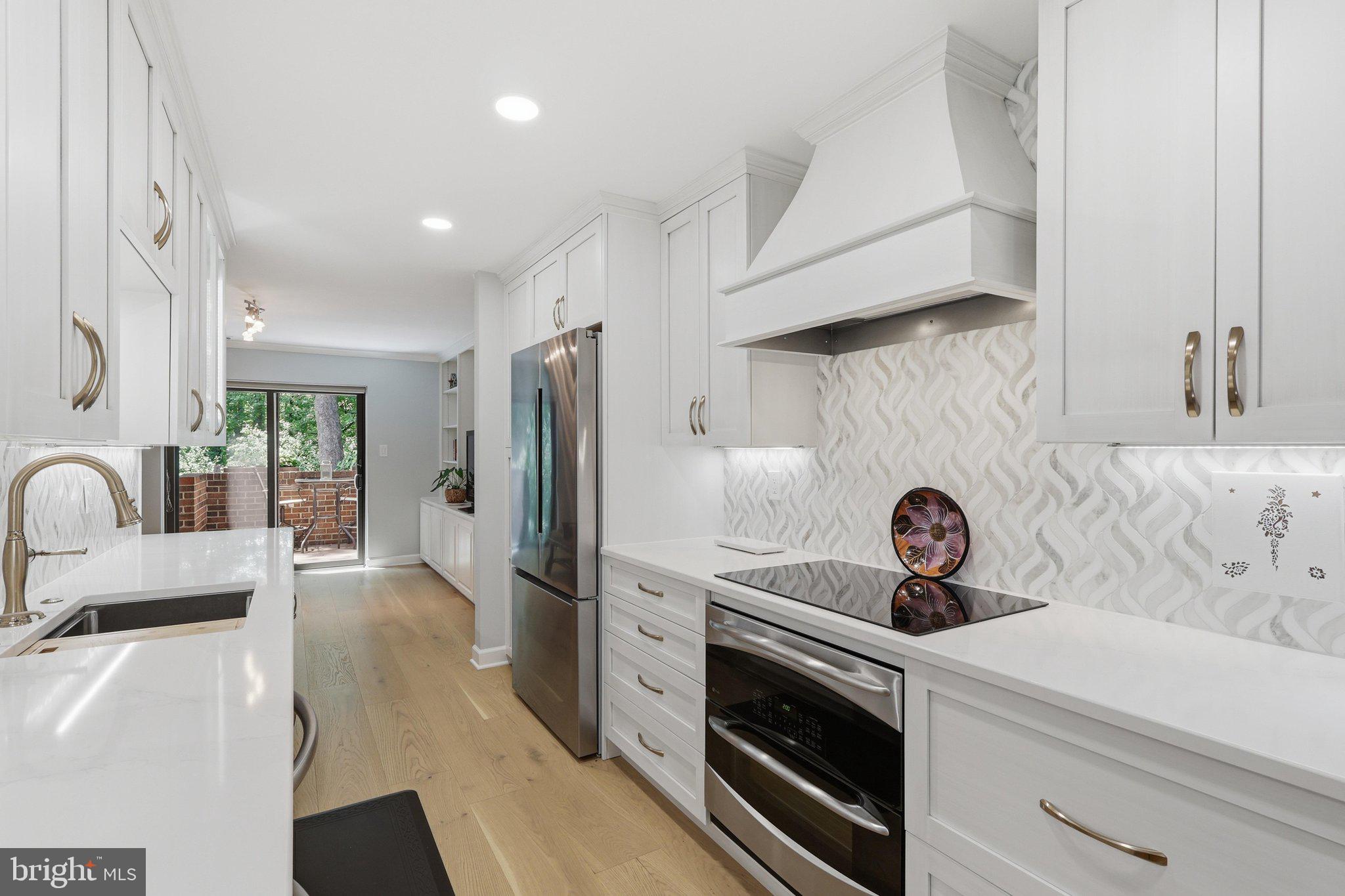 11615 Hunters Green Court Reston, VA 20191 - Photo 8 of 66 **NEW** Kitchen w/ gorgeous marble backsplash