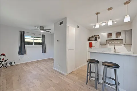 $1,250 | 1111 West 10th Street, Unit 204, Austin, TX 78703