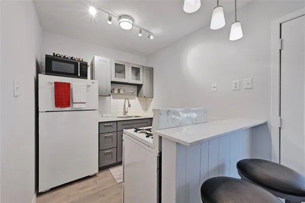 $1,175 | 1111 West 10th Street, Unit 204, Austin, TX 78703