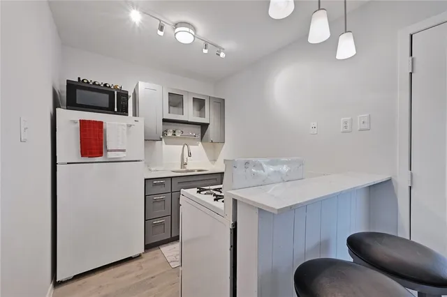 $1,250 | 1111 West 10th Street, Unit 204, Austin, TX 78703