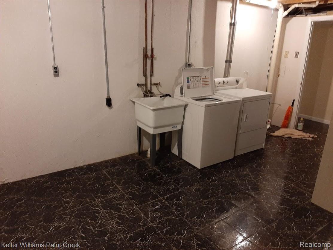 573 Victoria Court Rochester, MI 48307 - Photo 24 of 24 Laundry.jpg